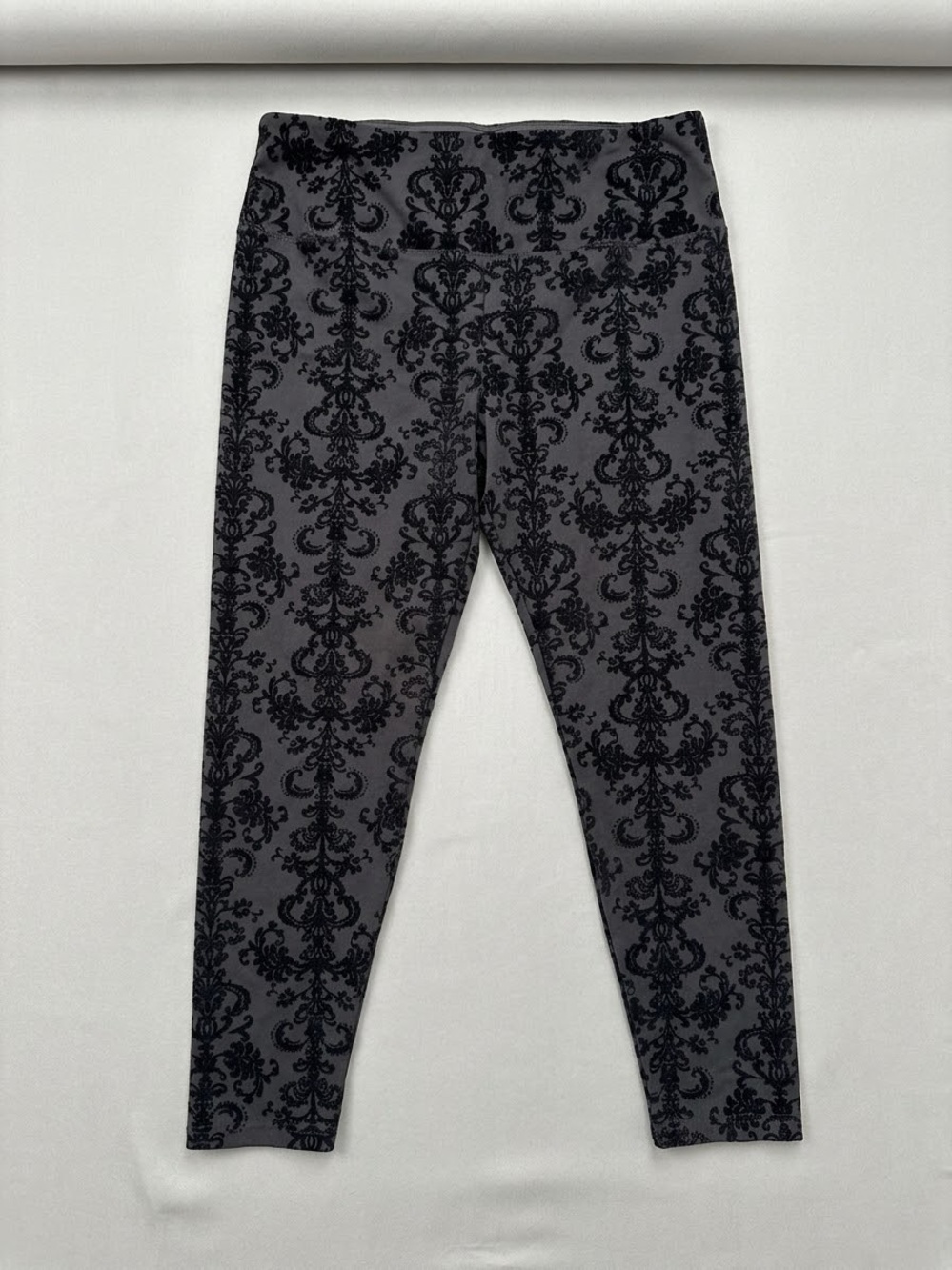 intro. Gray Leggings with Black Damask Print